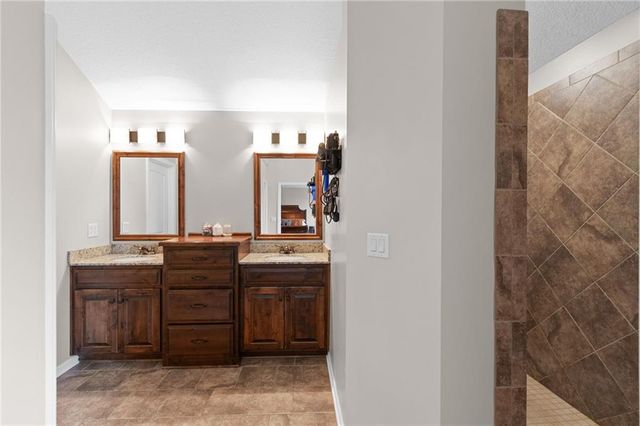 5898 S NATIONAL Drive, Parkville, MO 64152