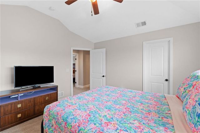 5898 S NATIONAL Drive, Parkville, MO 64152