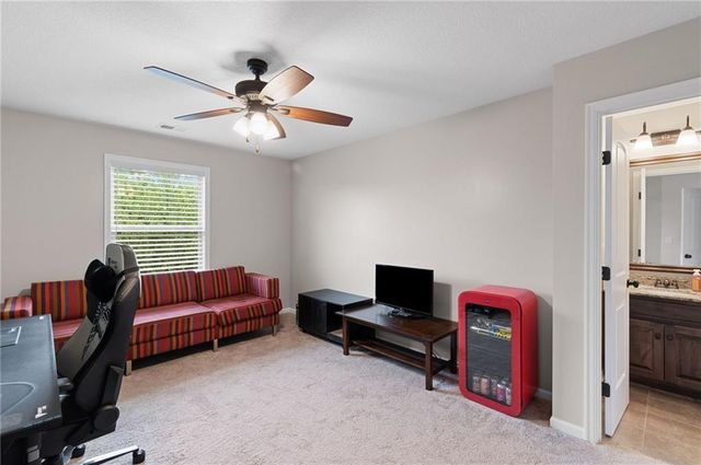 5898 S NATIONAL Drive, Parkville, MO 64152