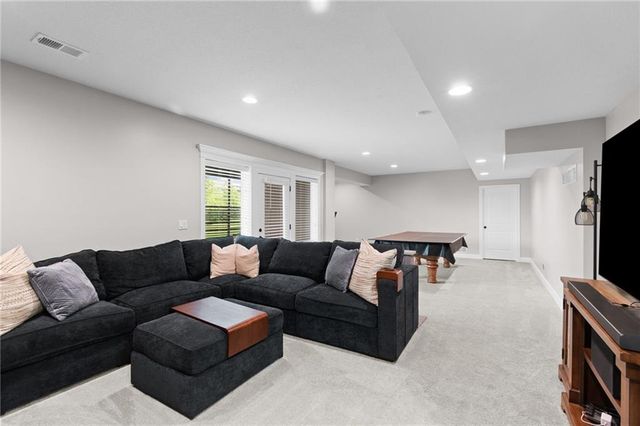 5898 S NATIONAL Drive, Parkville, MO 64152