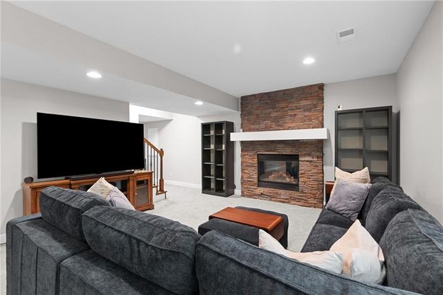 5898 S NATIONAL Drive, Parkville, MO 64152