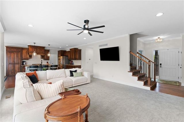 5898 S NATIONAL Drive, Parkville, MO 64152