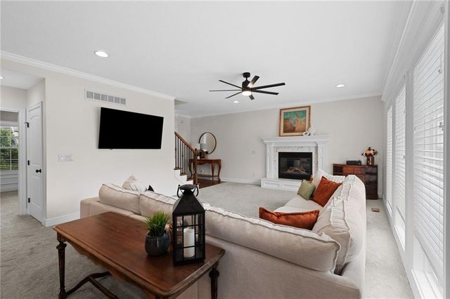 5898 S NATIONAL Drive, Parkville, MO 64152