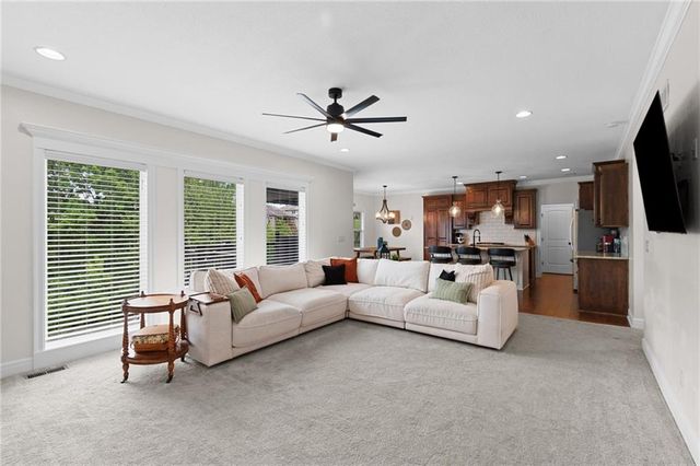 5898 S NATIONAL Drive, Parkville, MO 64152
