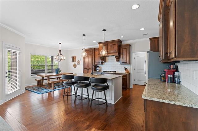 5898 S NATIONAL Drive, Parkville, MO 64152