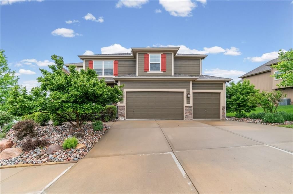 5898 S NATIONAL Drive, Parkville, MO 64152