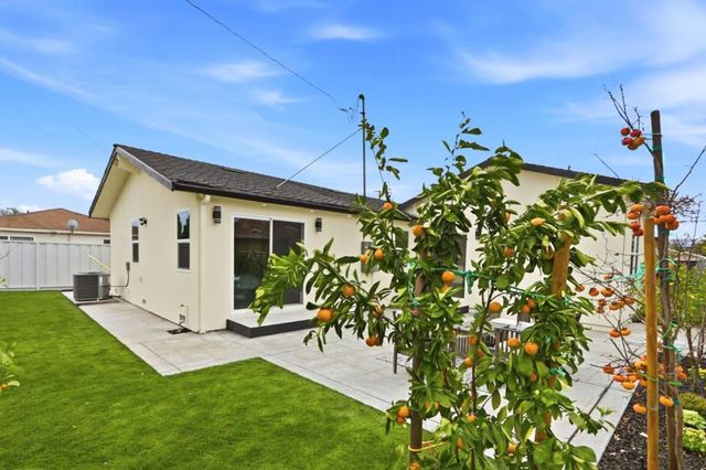 2121 Francis Avenue, Santa Clara, CA 95051