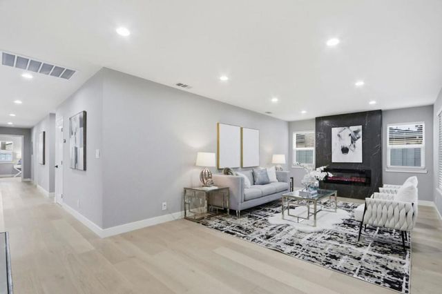 2121 Francis Avenue, Santa Clara, CA 95051