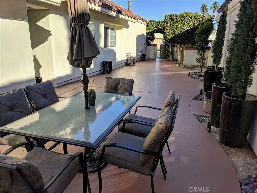 43695 Calle Las Brisas West, Palm Desert, CA 92211