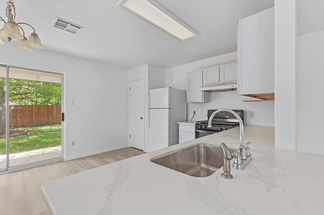 112 James Lin CIR, Kyle, TX 78640