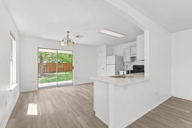 112 James Lin CIR, Kyle, TX 78640