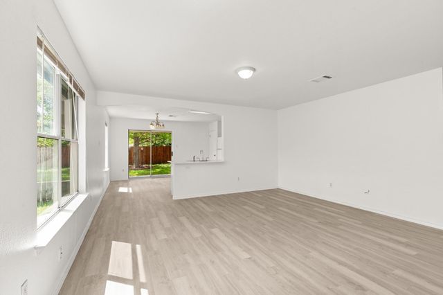 112 James Lin CIR, Kyle, TX 78640