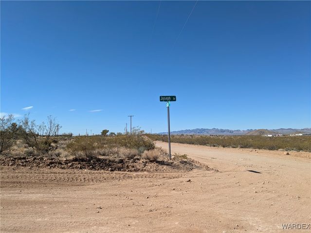 6198 W Joseph Drive, Golden Valley, AZ 86413