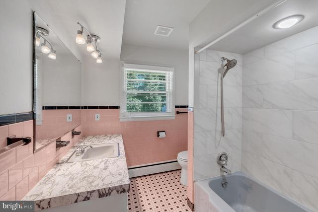 221 MCKINLEY AVE, Hanover, PA 17331