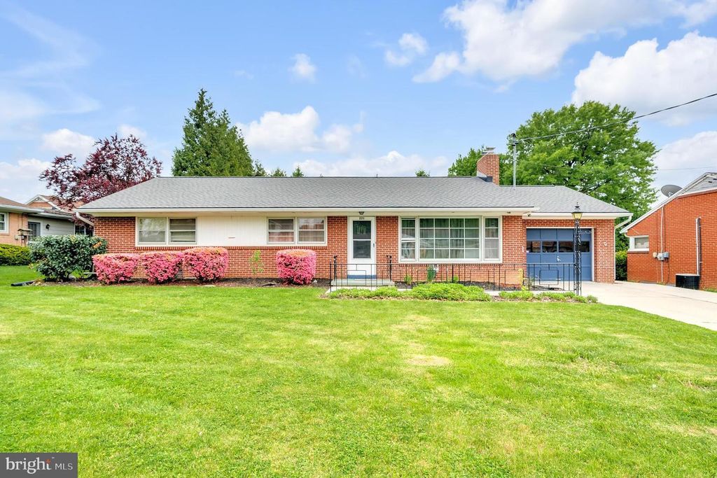 221 MCKINLEY AVE, Hanover, PA 17331