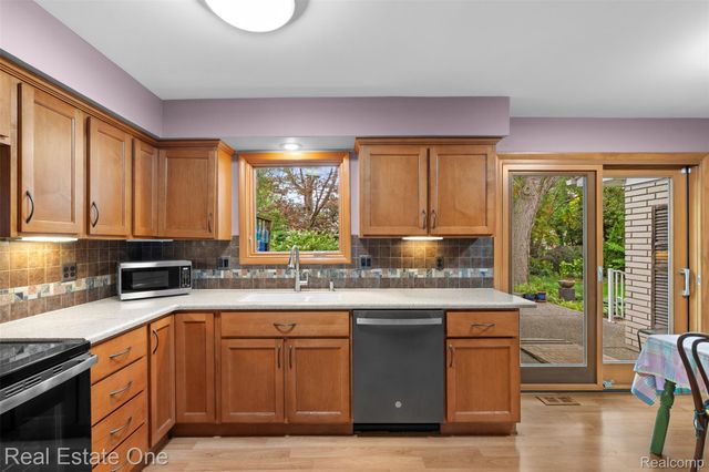 18984 Briarwood Lane, Clinton Charter Township, MI 48036