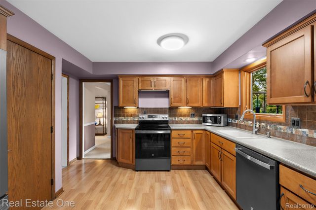 18984 Briarwood Lane, Clinton Charter Township, MI 48036