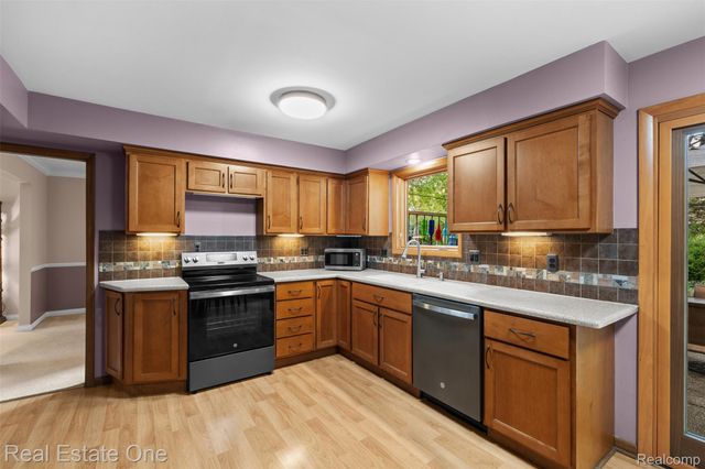 18984 Briarwood Lane, Clinton Charter Township, MI 48036