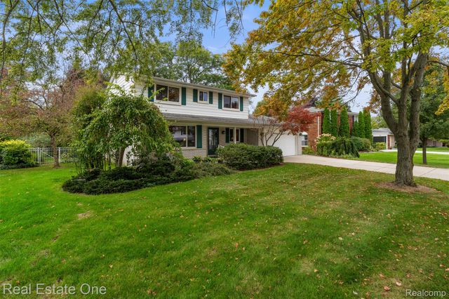 18984 Briarwood Lane, Clinton Charter Township, MI 48036