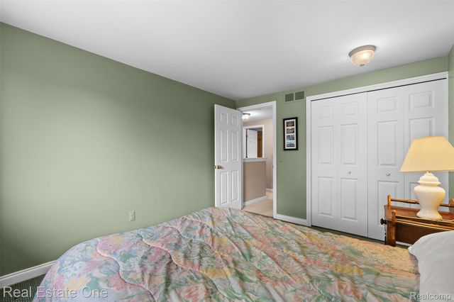 18984 Briarwood Lane, Clinton Charter Township, MI 48036