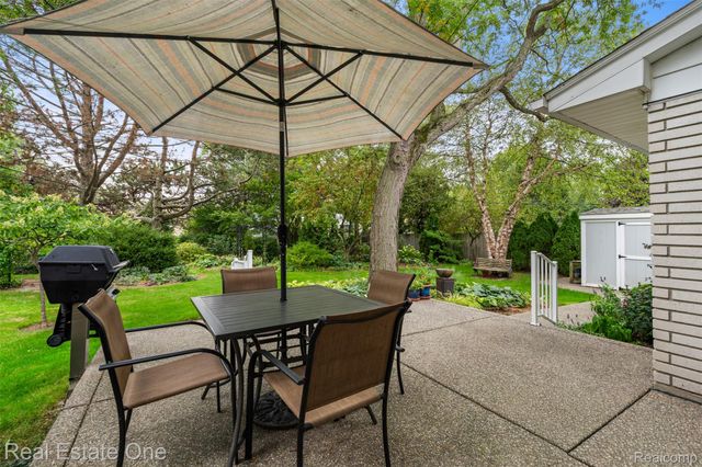 18984 Briarwood Lane, Clinton Charter Township, MI 48036
