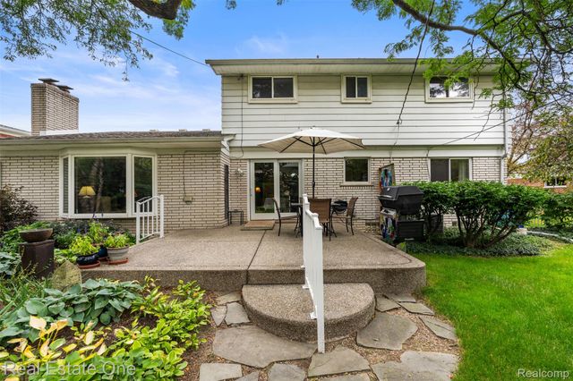 18984 Briarwood Lane, Clinton Charter Township, MI 48036