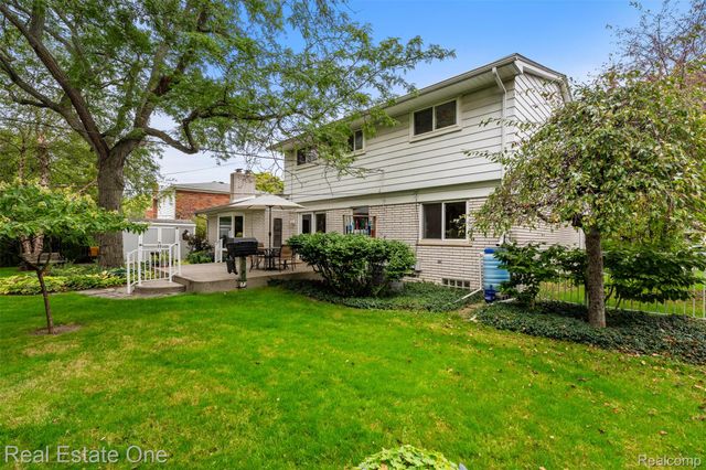 18984 Briarwood Lane, Clinton Charter Township, MI 48036