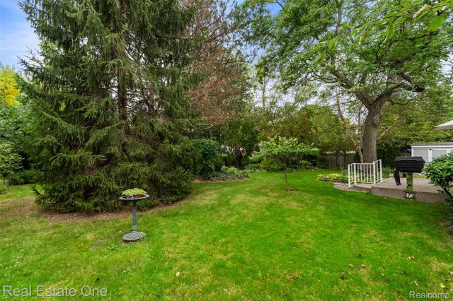 18984 Briarwood Lane, Clinton Charter Township, MI 48036