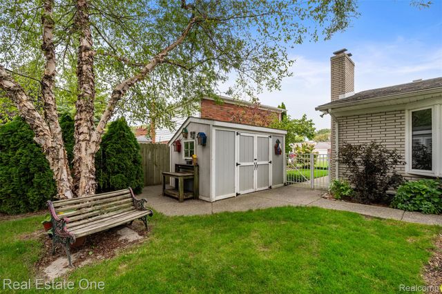 18984 Briarwood Lane, Clinton Charter Township, MI 48036