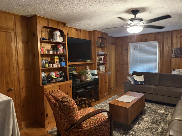 111 Dogwood Ln, Winchester, TN 37398