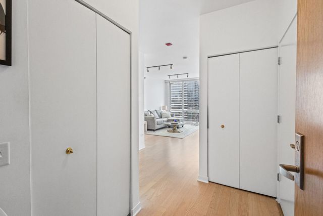 757 N Orleans Street 1901, Chicago, IL 60654