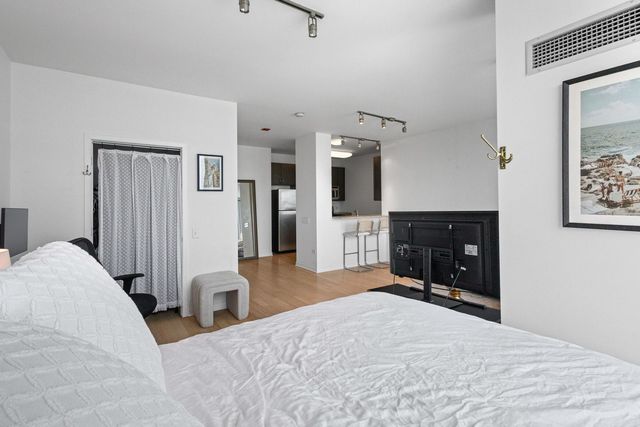 757 N Orleans Street 1901, Chicago, IL 60654