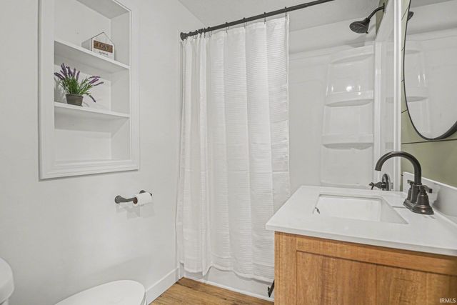 9565 E Wawasee Lane, Syracuse, IN 46567