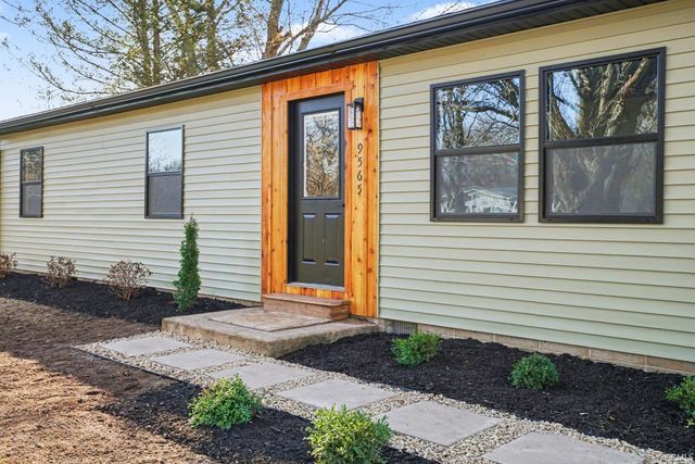 9565 E Wawasee Lane, Syracuse, IN 46567