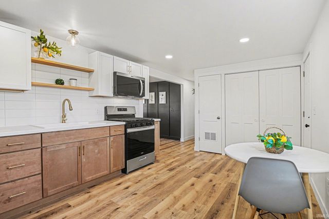 9565 E Wawasee Lane, Syracuse, IN 46567