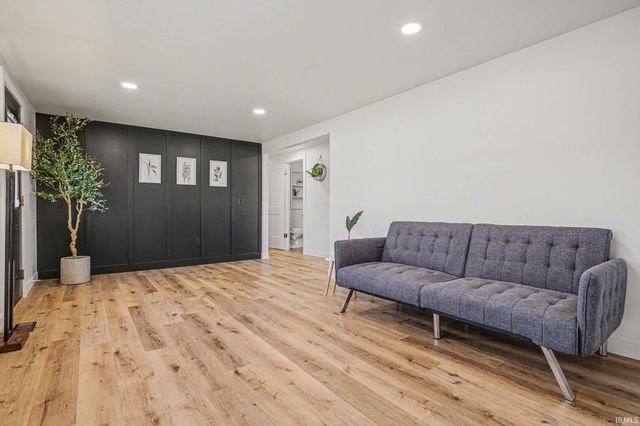 9565 E Wawasee Lane, Syracuse, IN 46567