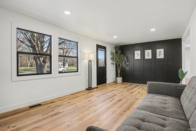 9565 E Wawasee Lane, Syracuse, IN 46567