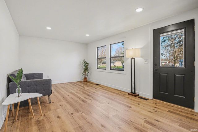 9565 E Wawasee Lane, Syracuse, IN 46567