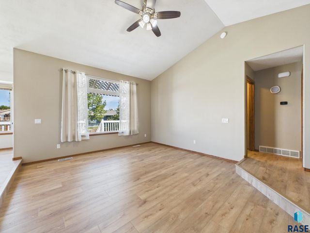 4804 S Samantha Dr Drive, Sioux Falls, SD 57106
