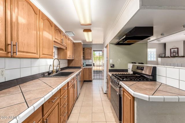 7320 W CINNABAR Avenue, Peoria, AZ 85345