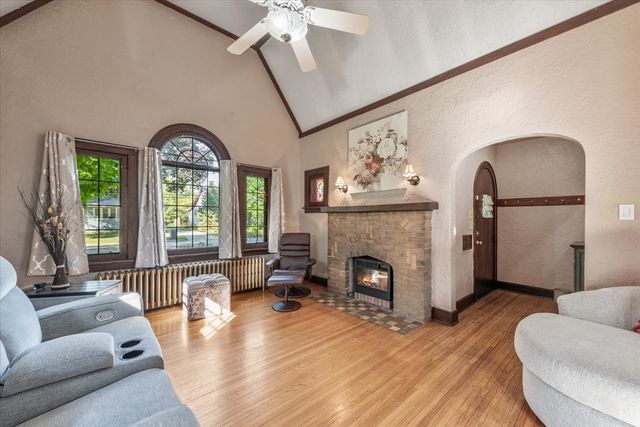 21 N Edison Avenue, Elgin, IL 60123