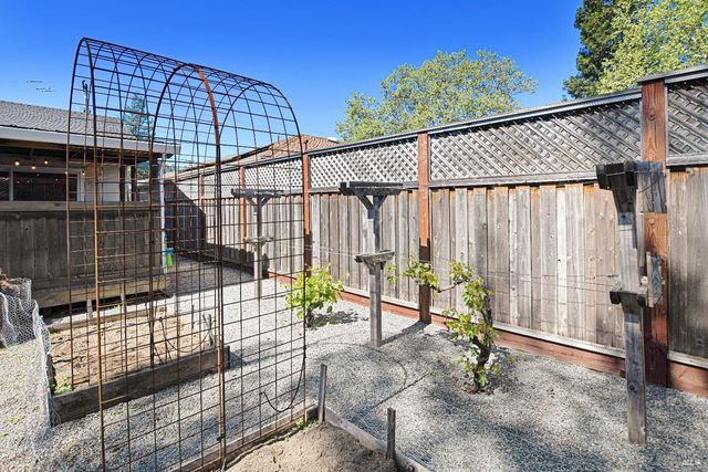 2236 Mission Blvd, Santa Rosa, CA 95409