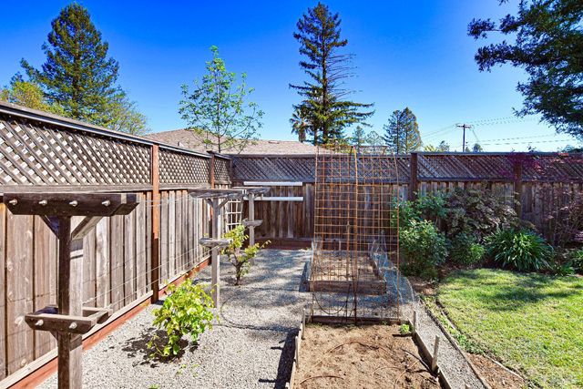 2236 Mission Blvd, Santa Rosa, CA 95409