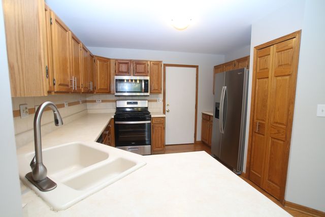 153 Sussex Court 153, Roselle, IL 60172