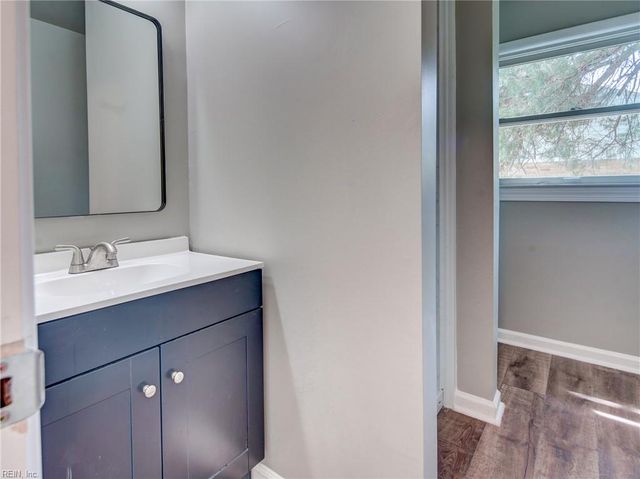 9 Riverdale DR, Hampton, VA 23666