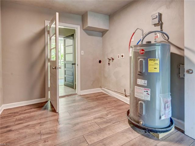 9 Riverdale DR, Hampton, VA 23666