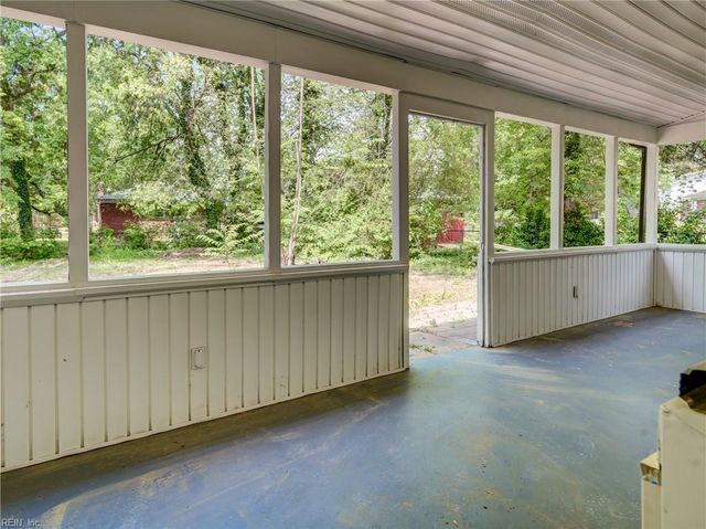 9 Riverdale DR, Hampton, VA 23666