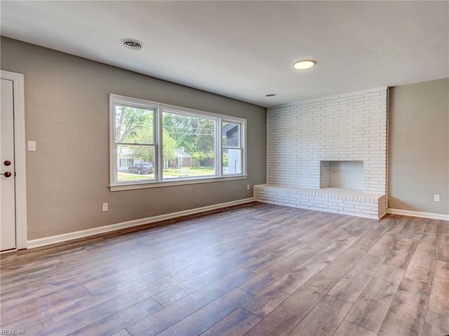 9 Riverdale DR, Hampton, VA 23666