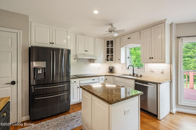 531 Wood Lake Dr, La Grange, KY 40031