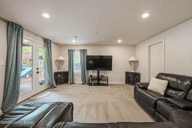 531 Wood Lake Dr, La Grange, KY 40031